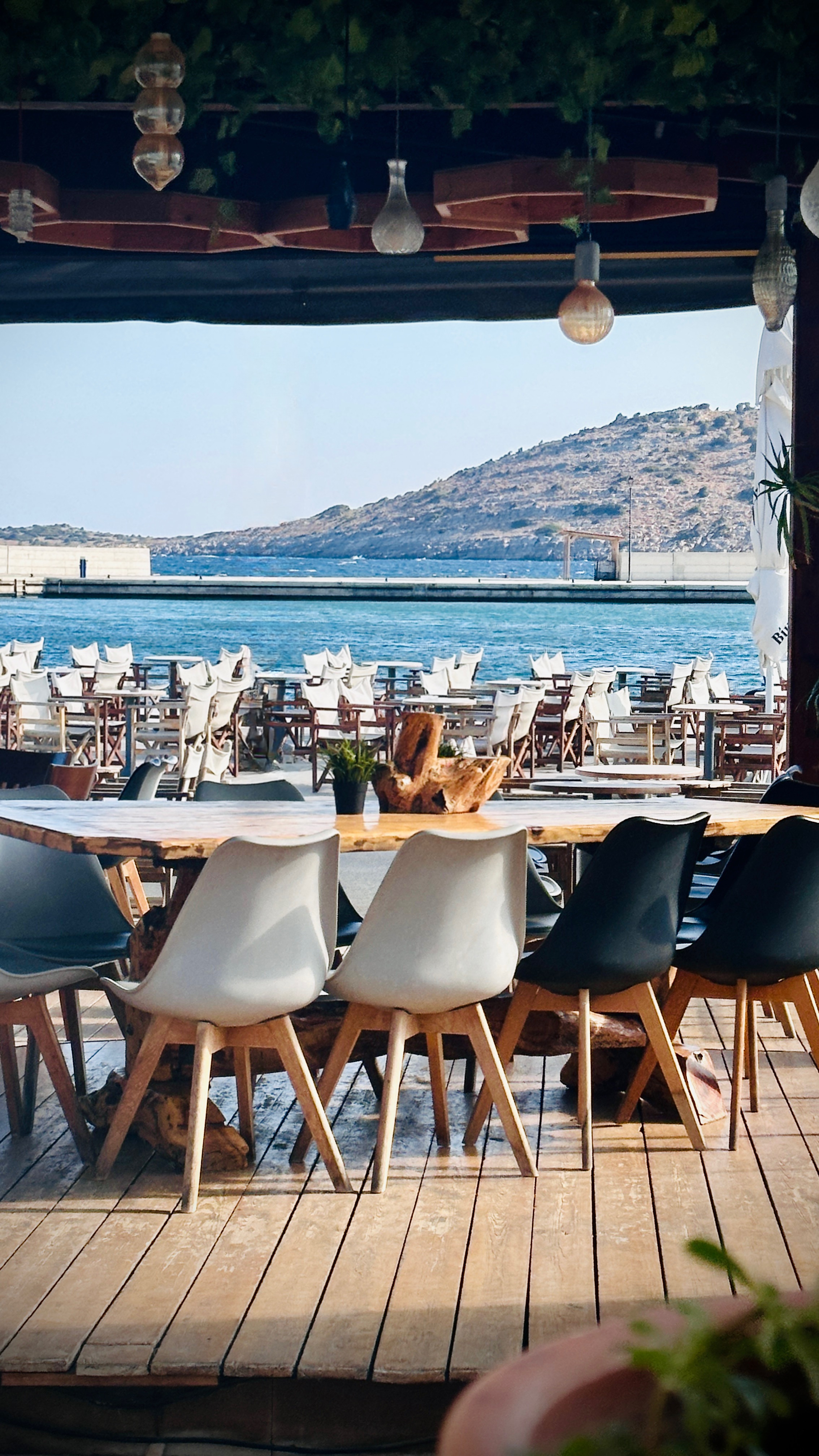 Θέα θάλασσας από το Destijl με μπλε ουρανό