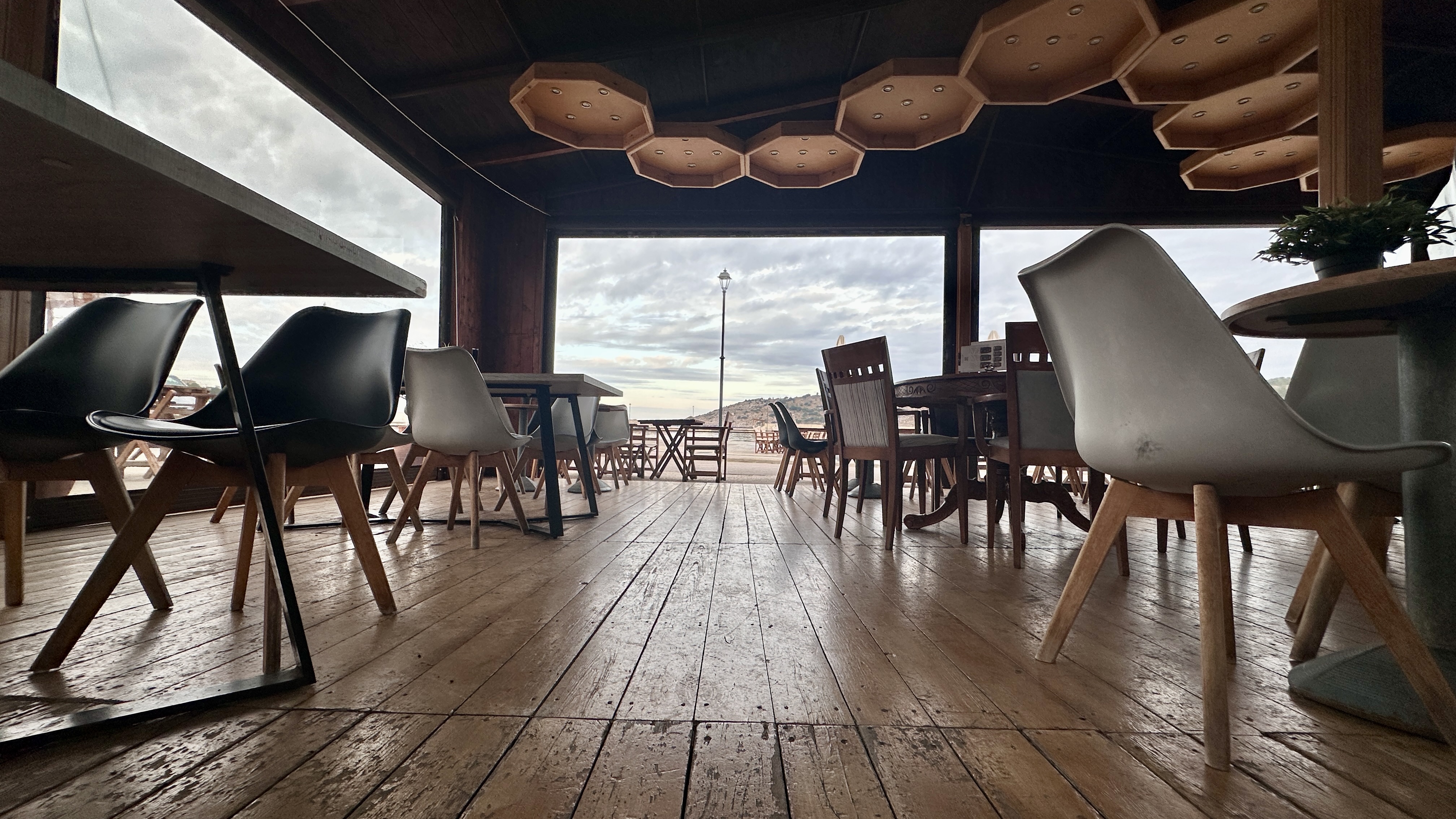 Ξύλινο εσωτερικό και ατμόσφαιρα στο Destijl