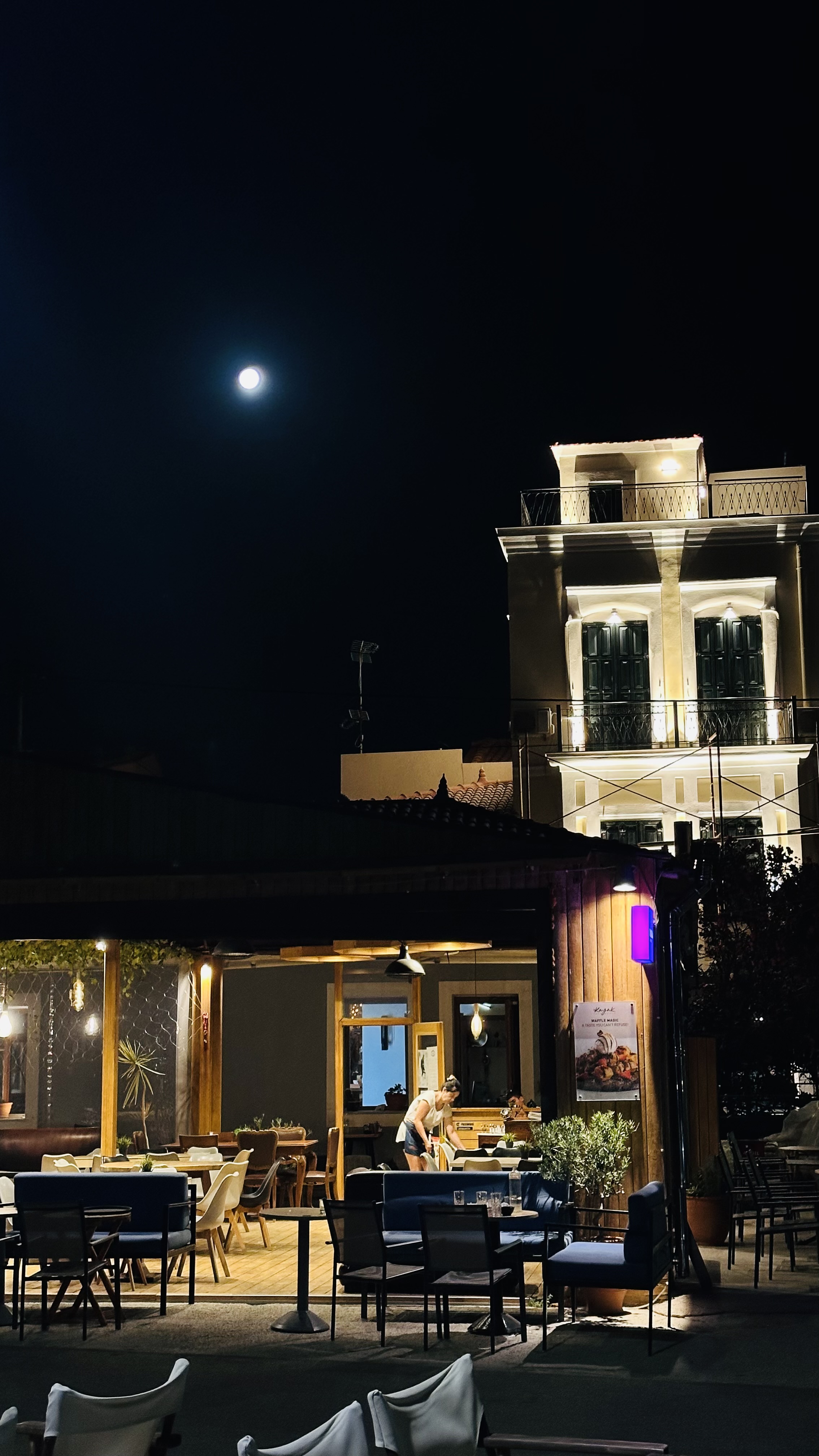 Βραδινή ατμόσφαιρα στο Destijl με φεγγάρι