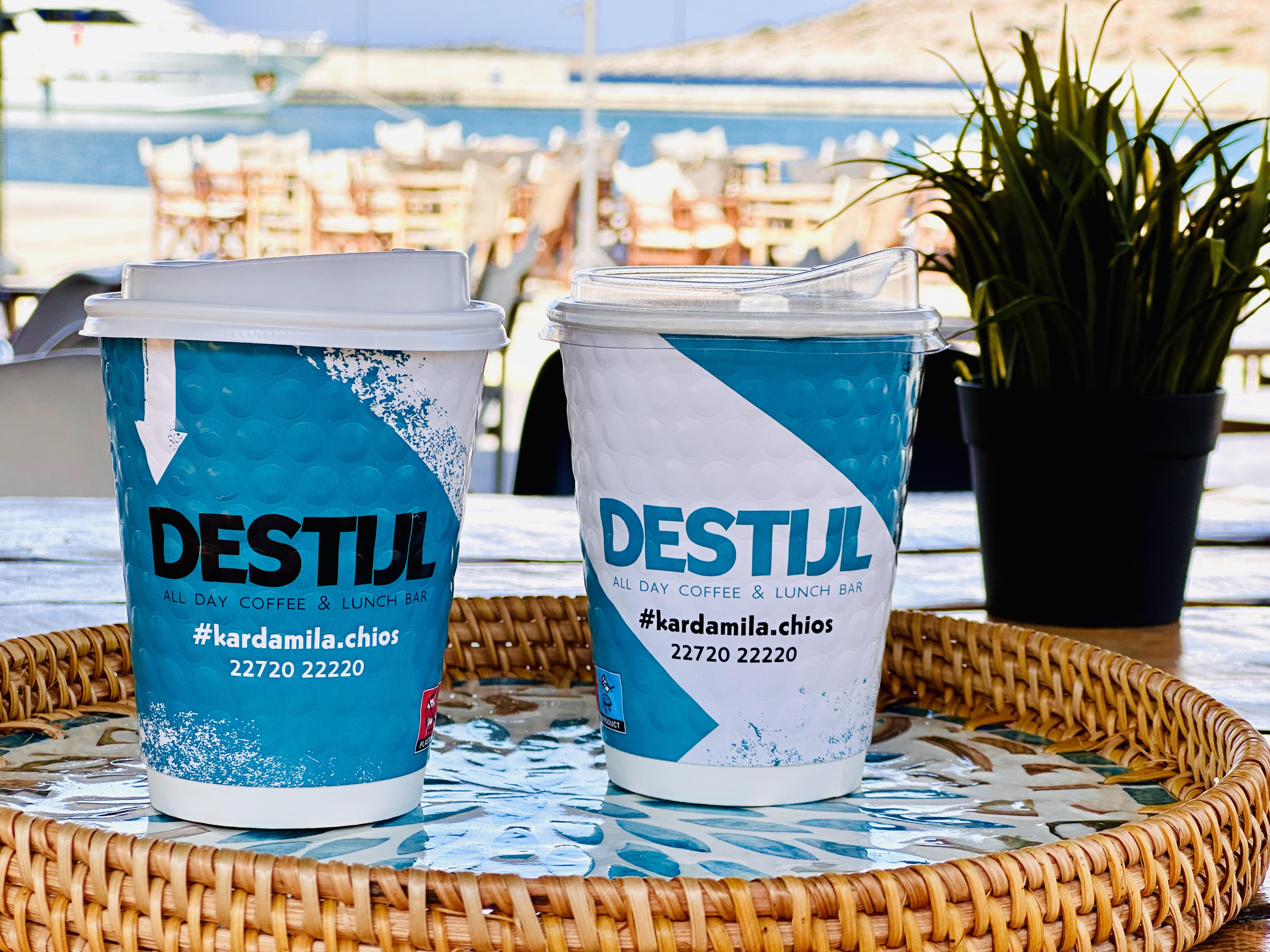 Destijl takeaway coffee cups στο λιμάνι